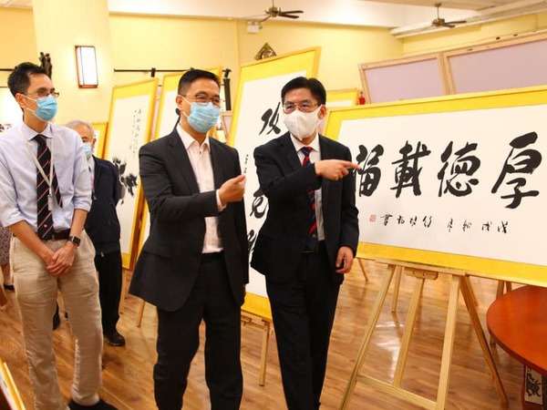 楊潤雄日前到創知中學視察,並參觀該校學生上公民科課堂的情況。(楊潤雄Facebook)