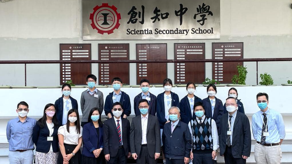 楊潤雄日前到創知中學視察，並參觀該校學生上公民科課堂的情況。（楊潤雄Facebook）