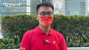 民主黨前成員、前新聞統籌專員馮煒光，今日身穿「五星紅衫」、戴上寫有「我愛你中國」的口罩。（胡偉明攝）