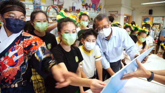 小學生寫下對預算案的期望。（陳茂波Facebook短片截圖）