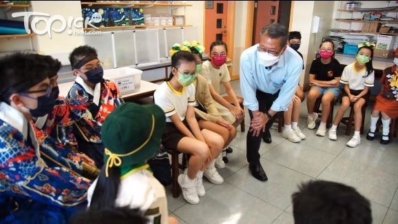 小學生問陳茂波是否從小就想當官員。（陳茂波Facebook短片截圖）