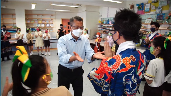 陳茂波和小朋友玩「估領袖」。（陳茂波Facebook短片截圖）
