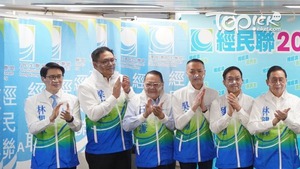 石禮謙（左三）稱支持龍漢標接棒，左二為梁宏正。（林宇翔攝）