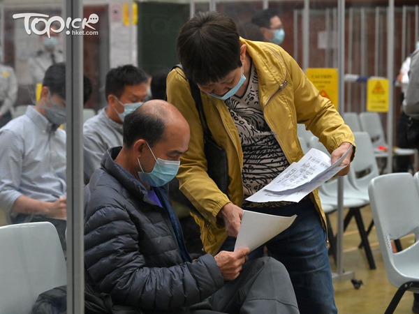 早上先競投60個攤檔,其中49及50號攤位以4萬元投得,為全場最高成交價,僅一攤位以底價成交,沒有攤位被收回。(程志遠攝)