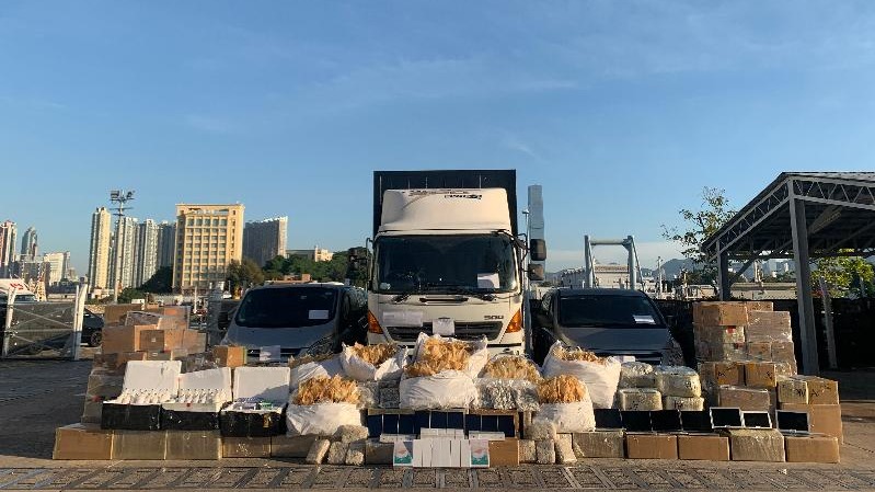 檢獲的懷疑走私貨物和被扣查的3輛懷疑涉案車輛。（政府新聞處）