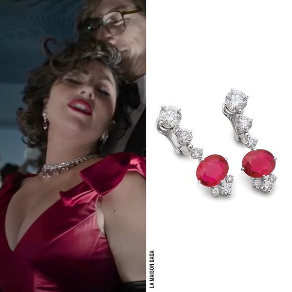 價值連成的耳環都出自Bvlgari。(圖川由品牌提供)