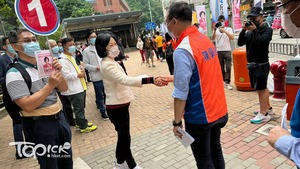 葉劉淑儀和陳學鋒偶遇握手。