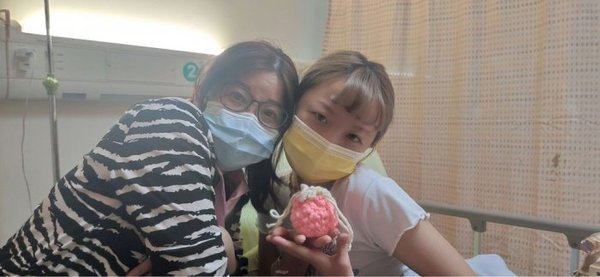 樓主與媽媽的合照。（圖片來源：妙妙貓小公主@caiping_apple）