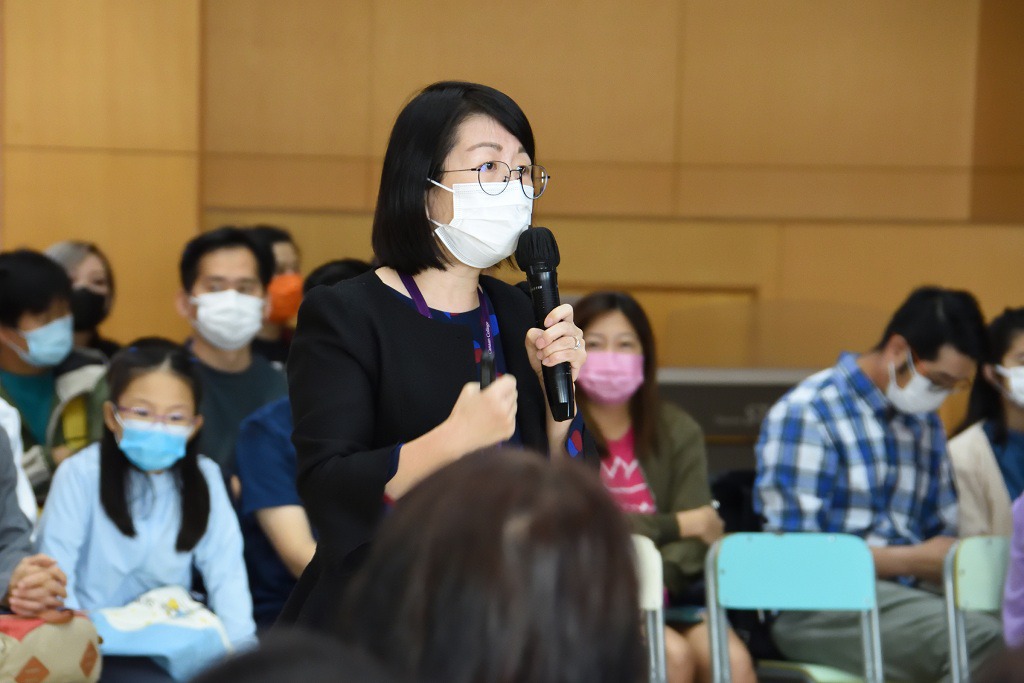 徐校長樂於與家長們近距離接觸，讓他們感到學校的溫度。