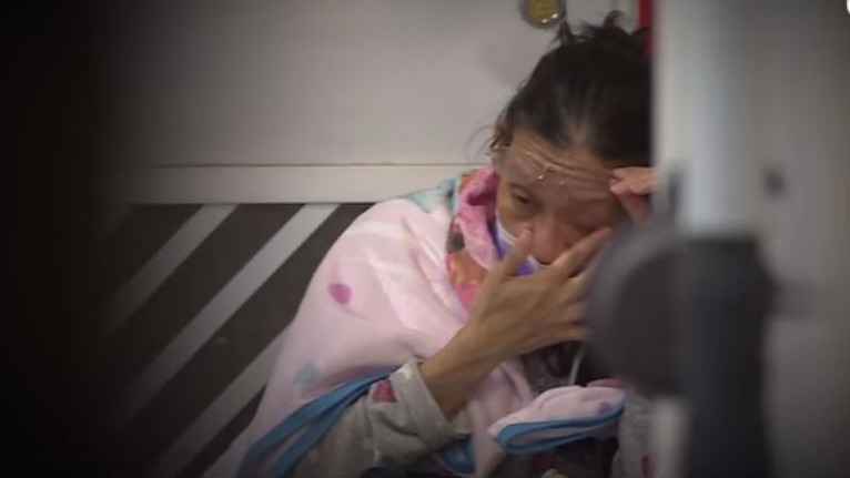 陳美華被女保安阿娟霸佔公屋，令美華無家可歸。（《東張西望》電視截圖）