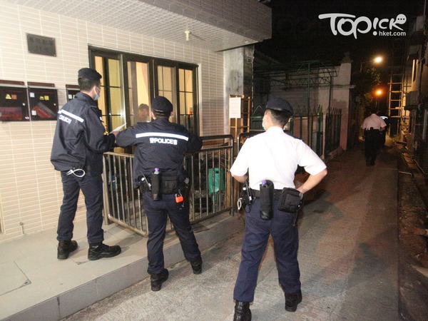 機動部隊隊員亦進入村內進行問卷調查。(曾秋文攝)