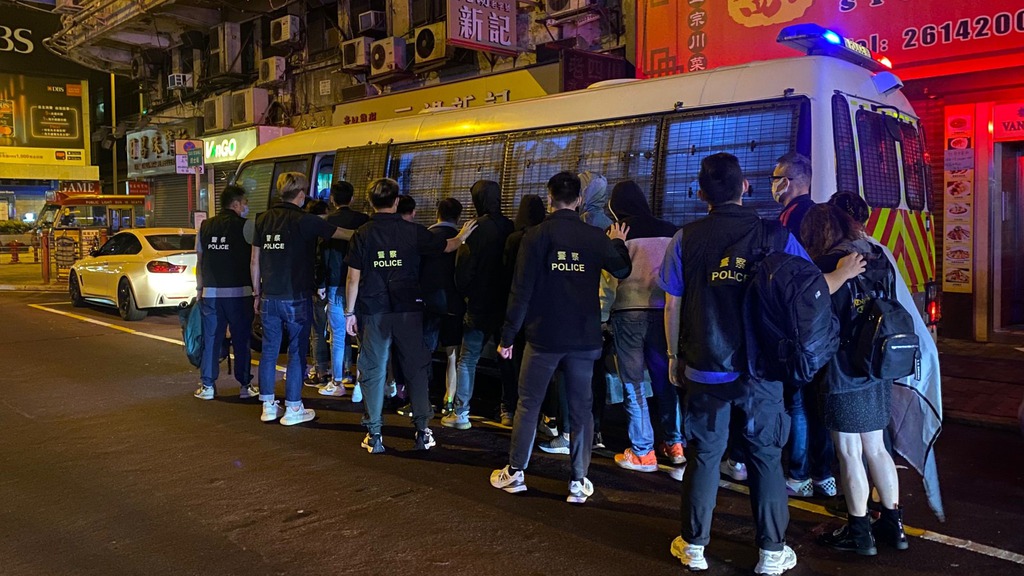 警方搗油麻地百家樂賭檔，拘24人。（警方提供）
