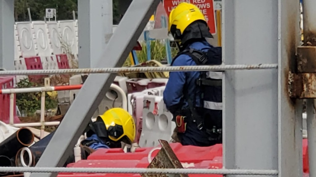 赤鱲角兩工人墮污水井搶救後不治，另有3人疑吸沼氣不適。