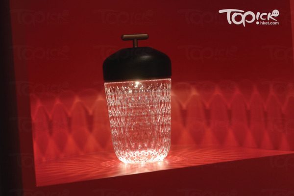 無線設計的Folia Portable Lamp配合時代所需採用LED燈泡,室外室內均可使用,在低亮度的情況下亮著,每次充電後可用上25小時,有3種不同素材可供選擇。($21,450 - $30,600/攝影:黃建輝)