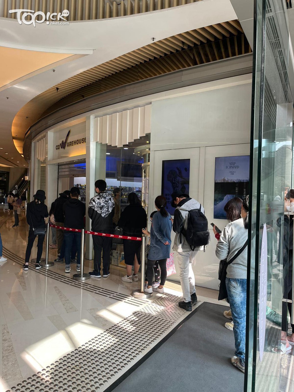 將軍澳唱片店下午情況。