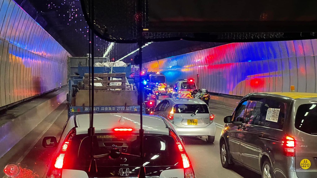 大欖隧道往荃灣方向，有的士撞到一輛私家車。（香港突發事故報料區）