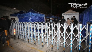 港府晚上7時圍封北角楓林花園三期。（黃傑偉攝）