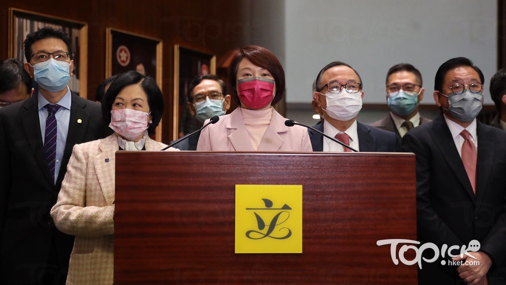 立法會議員會後見記者。（陳靜儀攝）