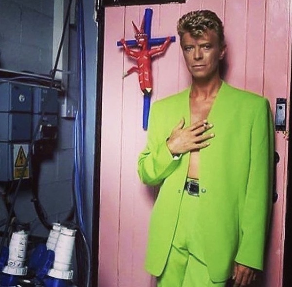 相對女裝來說,男裝是比較親民,但一襲螢光西裝外套不是人人可carry,David Bowie是最佳人選吧!(圖片: IG@manfredthierrymugler)
