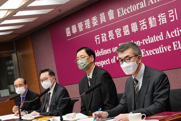 (左起)選管會委員陸貽信、選管會主席馮驊、選管會委員石丹理、選舉事務處總選舉事務主任黃文超。(馮漢柱攝)