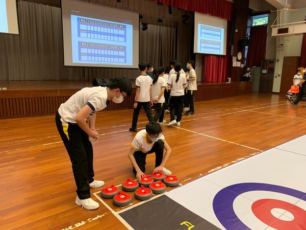 有部分學校更透過不同的替代用具，向學生介紹及引進模擬冰上運動項目，例如地板冰壺。（教育局提供）