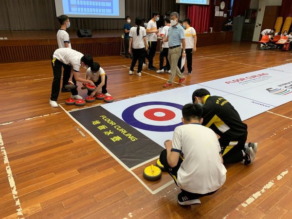 有部分學校更透過不同的替代用具，向學生介紹及引進模擬冰上運動項目，例如地板冰壺。（教育局提供）