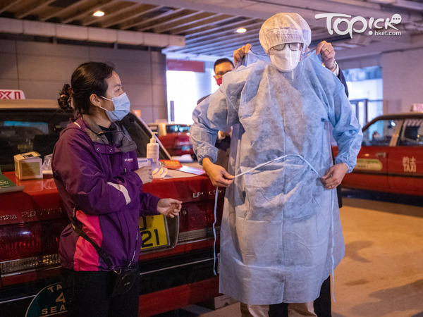 抗疫的士車隊齊集啟德郵德碼頭做最後準備工作。(運房局fb圖片)