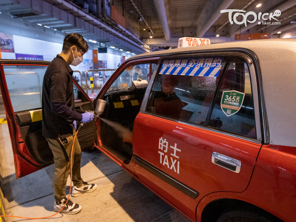 抗疫的士車隊齊集啟德郵德碼頭做最後準備工作。(運房局fb圖片)