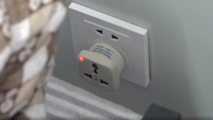 傳媒拍攝到青衣方艙醫院房間內採用中國制式的兩腳及三腳插。（港台影片截圖）