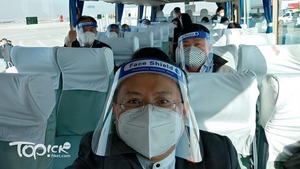 可如期赴京開會的多名代表委員，今早在深圳坐搭旅遊巴直接駛達深圳機場停機坪，期間要戴上N95口罩、防護面罩、手套等。（陳勇提供）