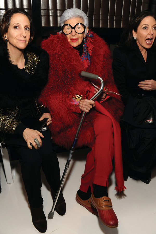 縱使100歲高齡,但穿衣從來大鳴大放的Iris Apfel,是時裝設計師Dries Van Noten的靈感女神。(圖片法新社)