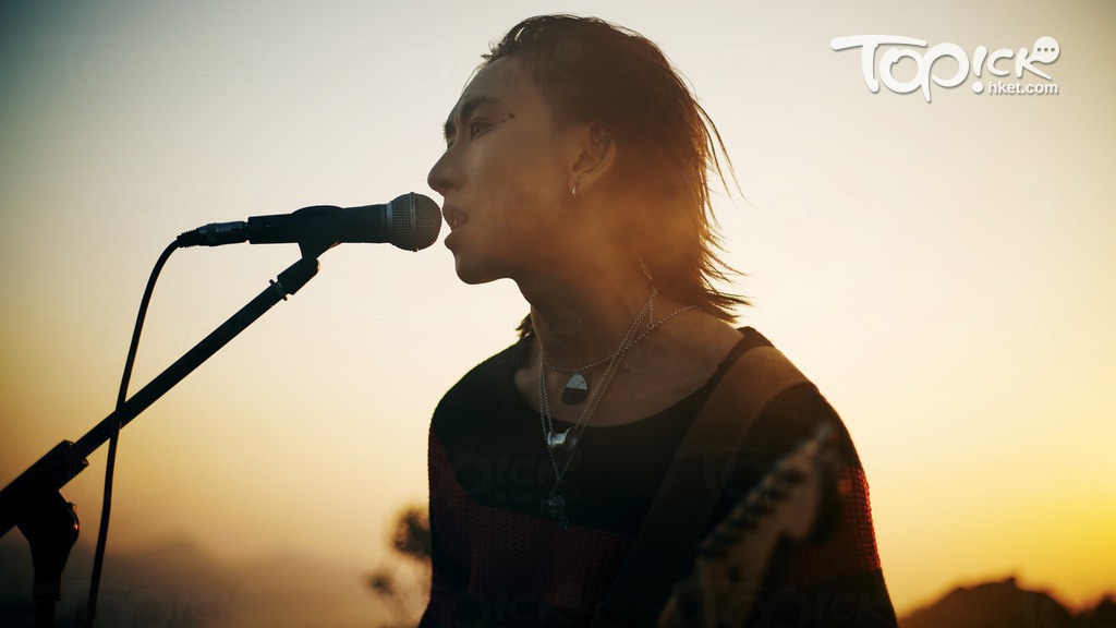 憑ViuTV節目《全民造星III》火速入屋的張進翹（Manson）推出新歌《QUEST?ONS》。