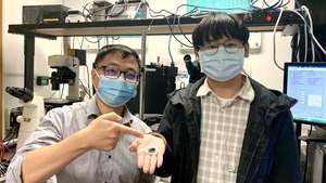 中大機械與自動化工程學系教授張立（左）、博士孫猛猛。（中大提供）
