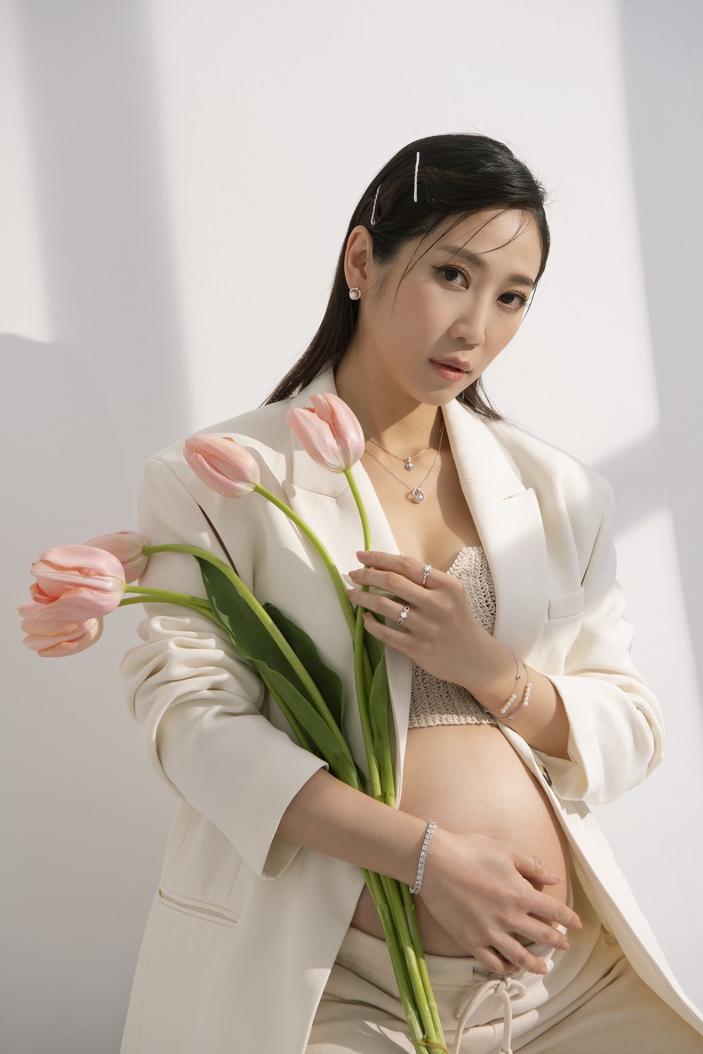 挺住「巨肚」拍下「母女」珍貴的靚相。（周大福提供）