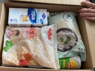 學校義工早前上門為檢疫人士提供抗疫物資。(學校提供)