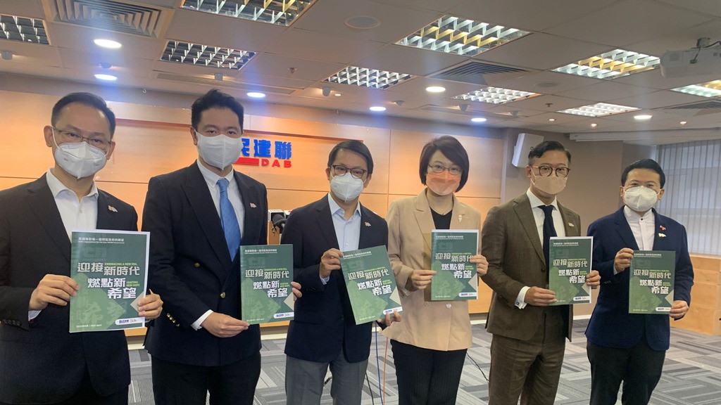 李慧琼（右三）稱，李家超為下任特首理想人選。（民建聯提供）