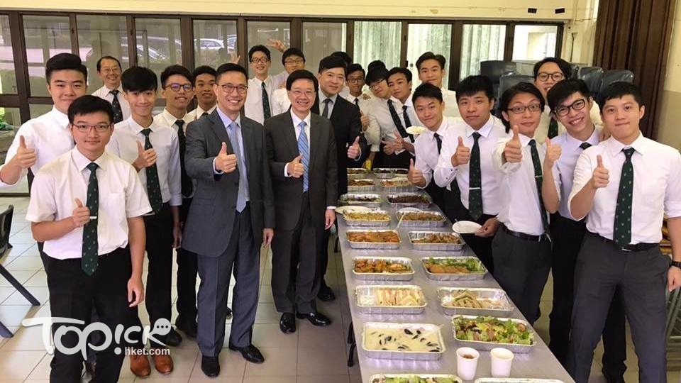 九龍華仁書院出身的特首選舉候選人李家超，上任初期曾與同屬校友的教育局局長楊潤雄，回到母校為等候放榜的師弟們打氣。（楊潤雄Facebook）