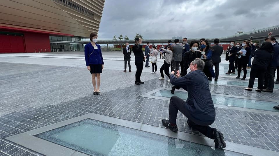 唐英年為咩事單膝下跪？（容海恩Facebook）