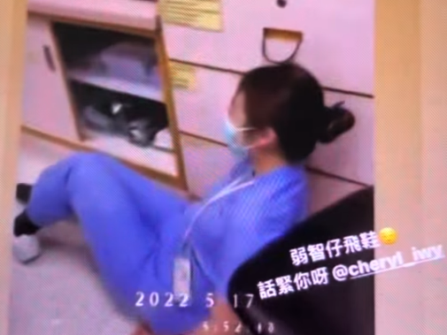 女醫護遭同事脫鞋疑坐在地上抱頭哭泣。(影片截圖)