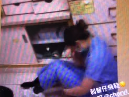 女醫護遭同事脫鞋疑坐在地上抱頭哭泣。(影片截圖)