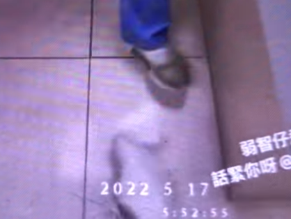 女醫護遭同事脫鞋疑坐在地上抱頭哭泣。(影片截圖)