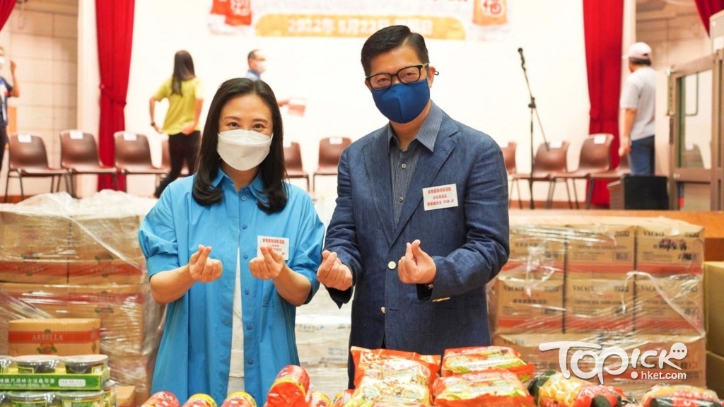 保安局局長鄧炳強（右），昨日聯同民建聯立法會議員葛珮帆（左）等，一起與義工包裝1500份食物福袋，送予沙田、大圍等基層家庭。（葛珮帆Facebook）