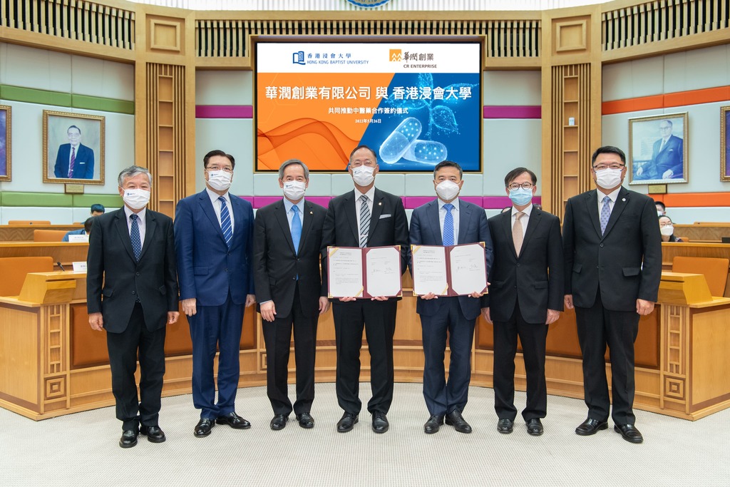 出席儀式的代表包括（左起）浸大校董會暨諮議會副主席潘偉賢、全國人民大代表兼浸大榮譽大學院士李應生、浸大校董會暨諮議會主席陳鎮仁、浸大校長衞炳江、華創董事長及首席執行官陳鷹、創新及科技局副局長鍾偉強、香港科技園公司主席查毅超，以及以網上形式出席的浸大中醫藥學院院長呂愛平。（浸大提供）
