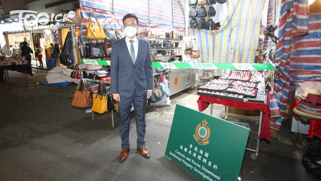 海關於旺角通菜街掃蕩冒牌貨品行動。（黃傑偉攝）