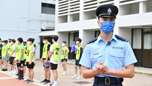 「警募大使」介紹體能測試的入職要求。（政府新聞處圖片）