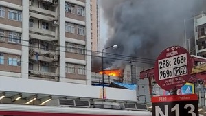 元朗大廈天台起火濃煙席卷半空，現場傳爆炸聲有人一度被困。（Facebook 香港突發事故報料區）