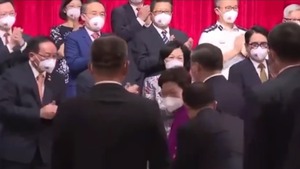 林鄭月娥行至習近平前方介紹官員，被習近平隨行官員勸阻