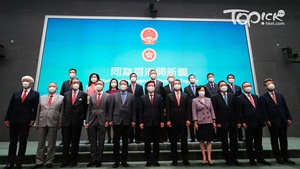 行政長官李家超帶領行政會議成員開會前合照。 (馮漢柱攝)