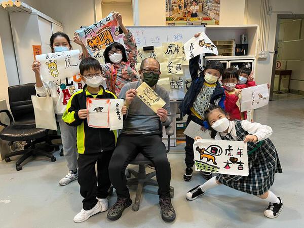 一班小學生學習書法及國畫。(相片由有關機構提供)