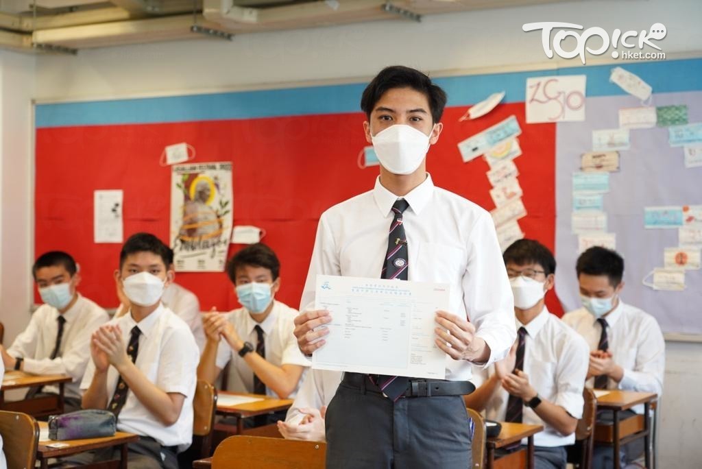 Jason取下成績單的一刻。（文子健攝）